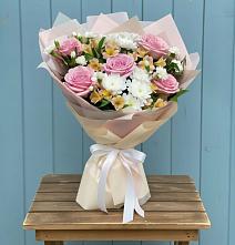 Букет цветов из:  Гвоздики, Орхидеи и Розы #REPLACE_PRED# Урожайном