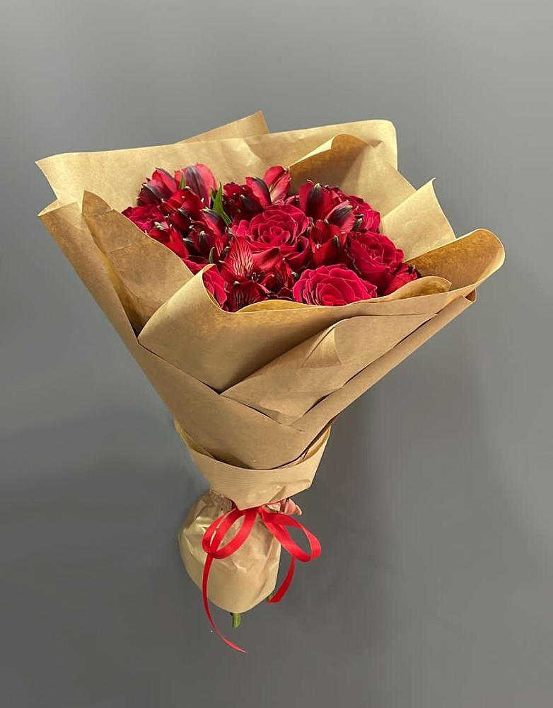 Букет цветов из: Альстромерии и Розы в Урожайном