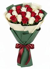 Букет Микс из красных и белых роз в Урожайном