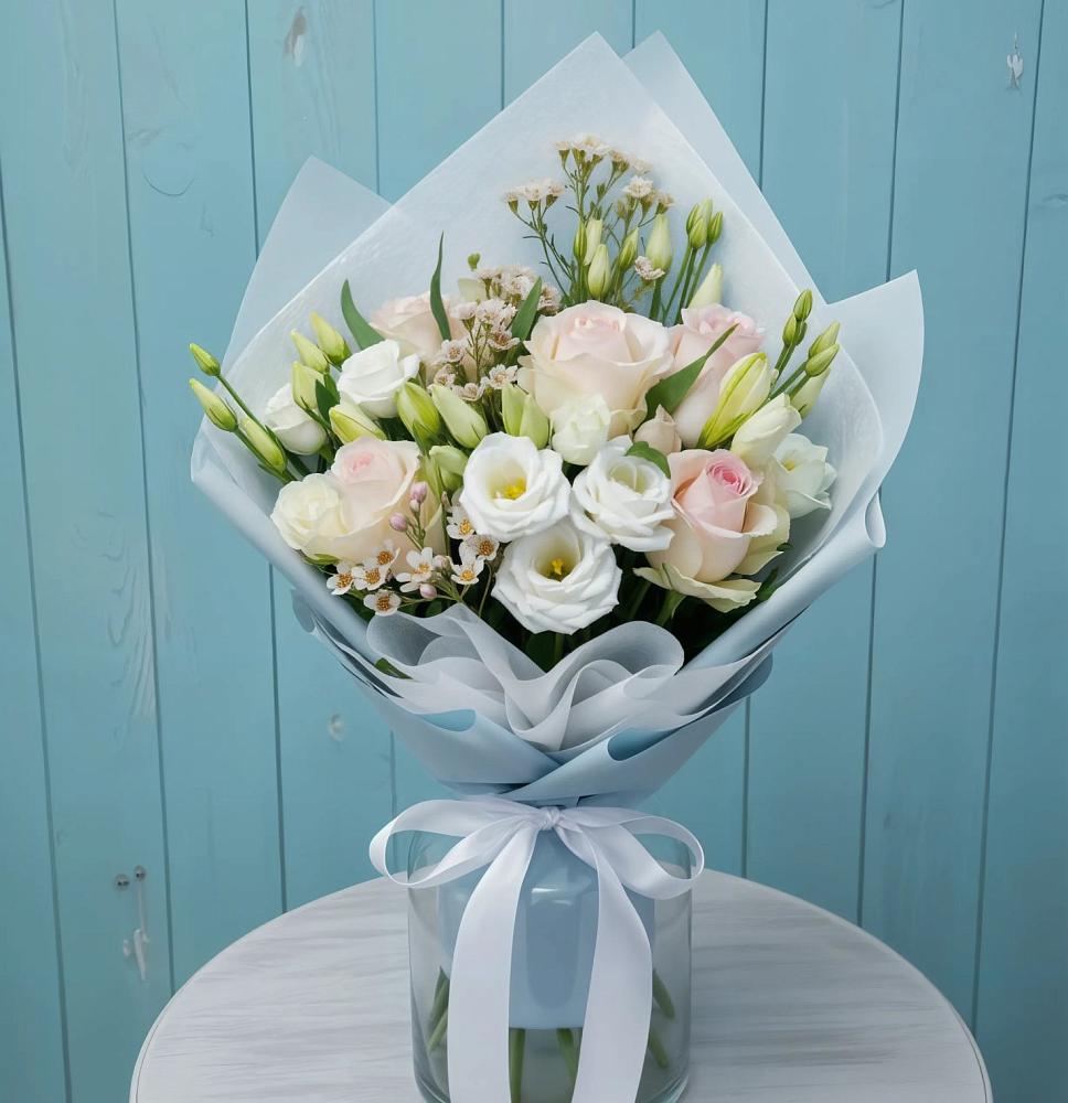 Букет цветов из: Розы и Лизиантусы в Урожайном