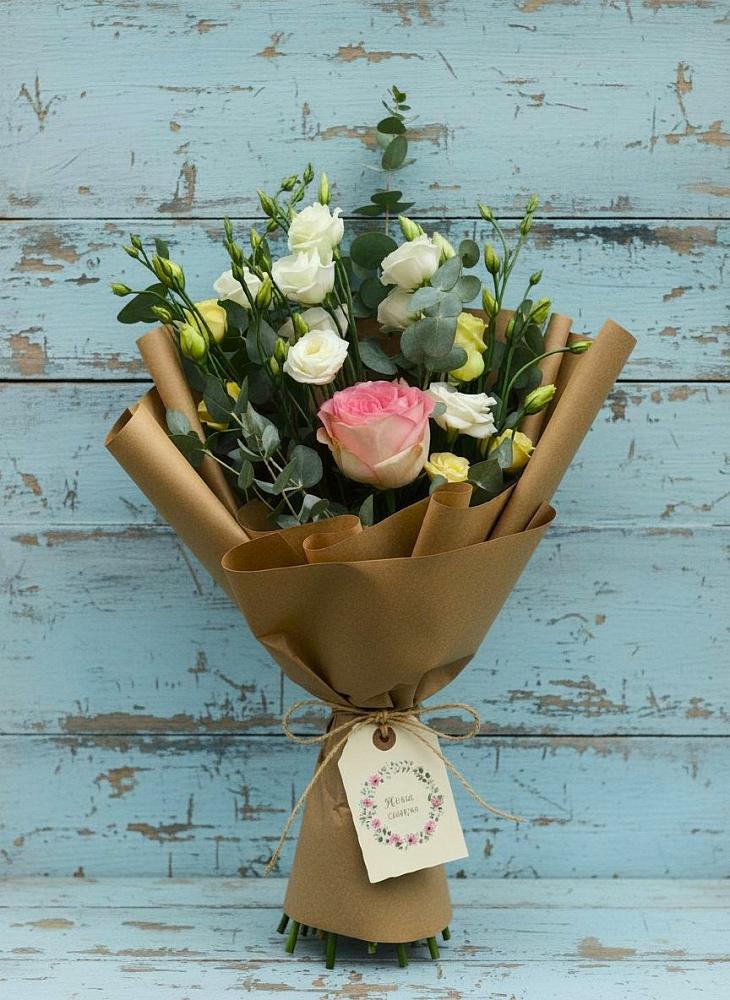 Букет цветов из: Розы и Лизиантусы в Урожайном