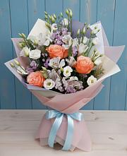 Букет цветов из:  Лизиантусы, Розы, Альстромерии и Гипсофила в Урожайном
