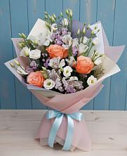 Букет цветов из:  Лизиантусы, Розы, Альстромерии и Гипсофила в Урожайном