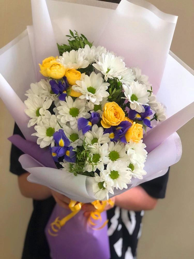 Букет цветов из: Ирисы, Хризантемы и Розы в Урожайном