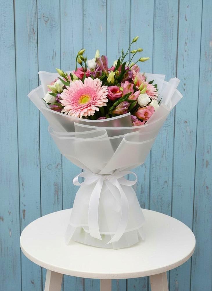 Букет цветов из: Герберы, Альстромерии и Лизиантусы в Урожайном