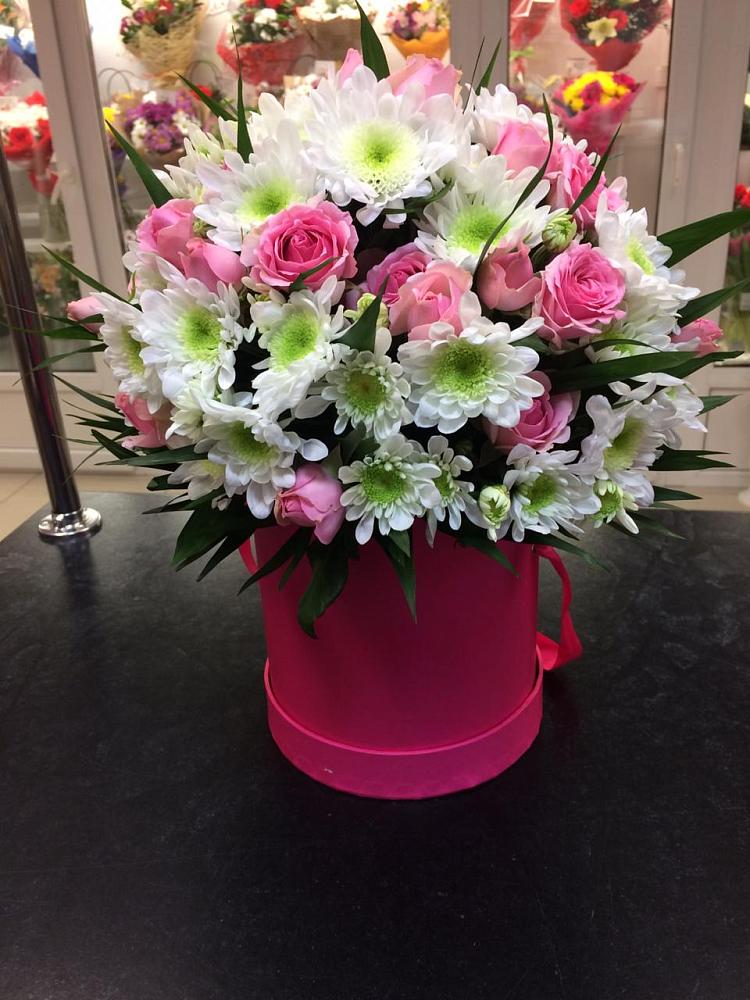 Цветочная композиция из Розы и Хризантемы в шляпной коробке в Урожайном