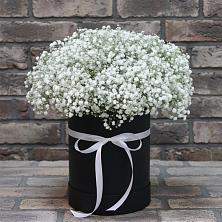 Цветочная композиция из Гипсофила в шляпной коробке в Урожайном
