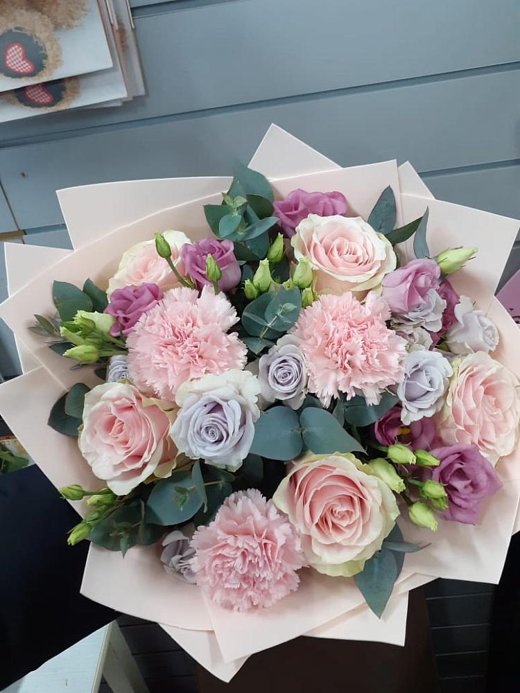 Букет цветов из: Розы, Гвоздики и Лизиантусы в Урожайном